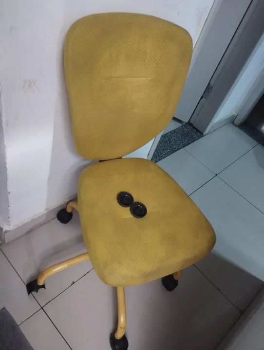 Cadeira amarela com rodas - TOK&STOK (usada)