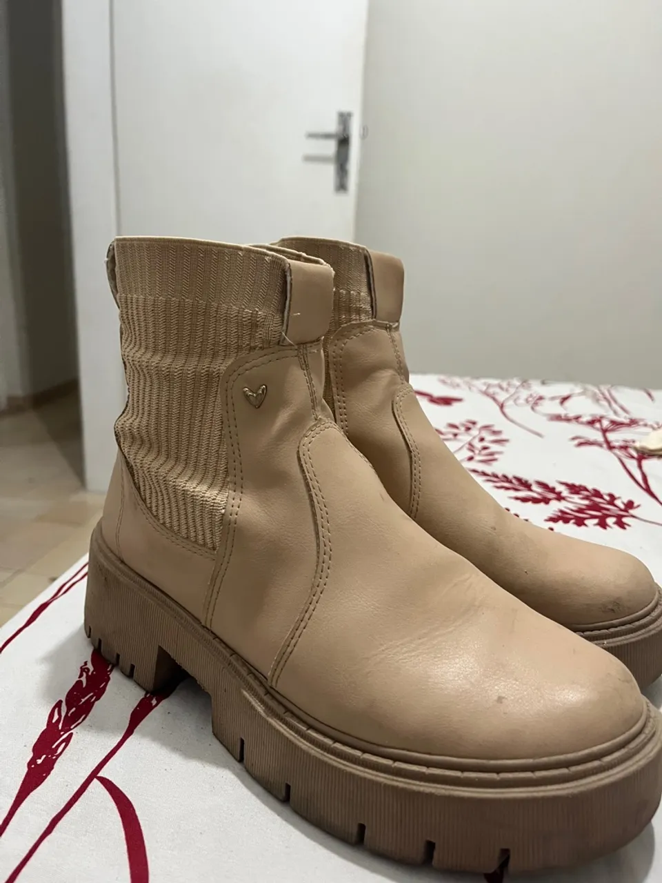 Botas Femininas Bege - Conforto e Estilo