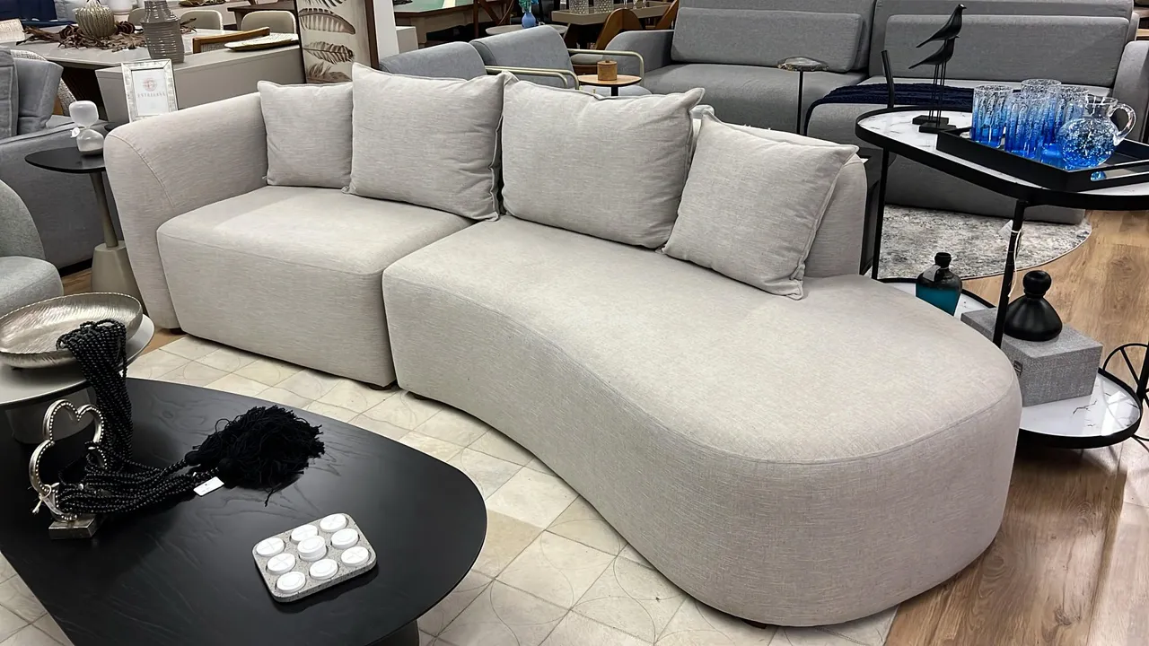Sofá Orgânico Modular Curvado em Tecido Claro - Design Moderno