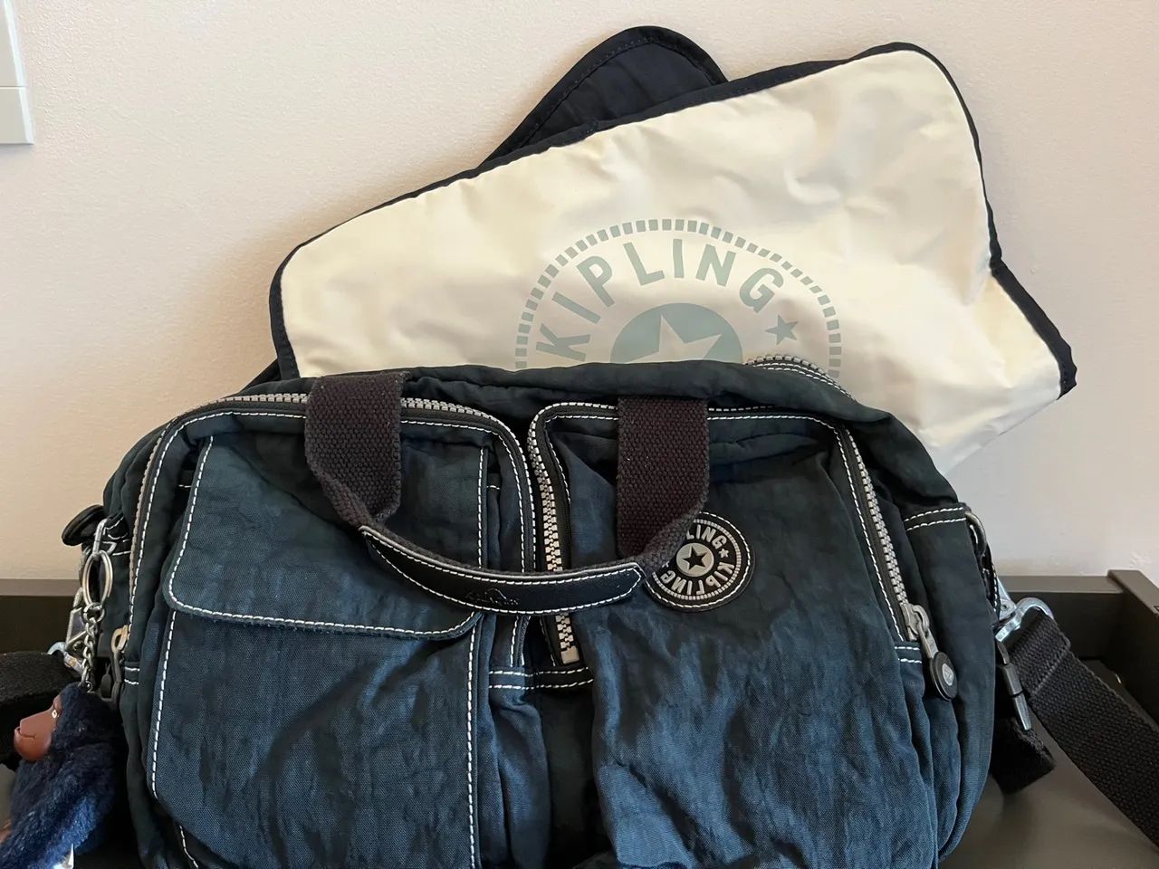 Bolsa maternidade Kipling original Azul com trocador - Foto 4
