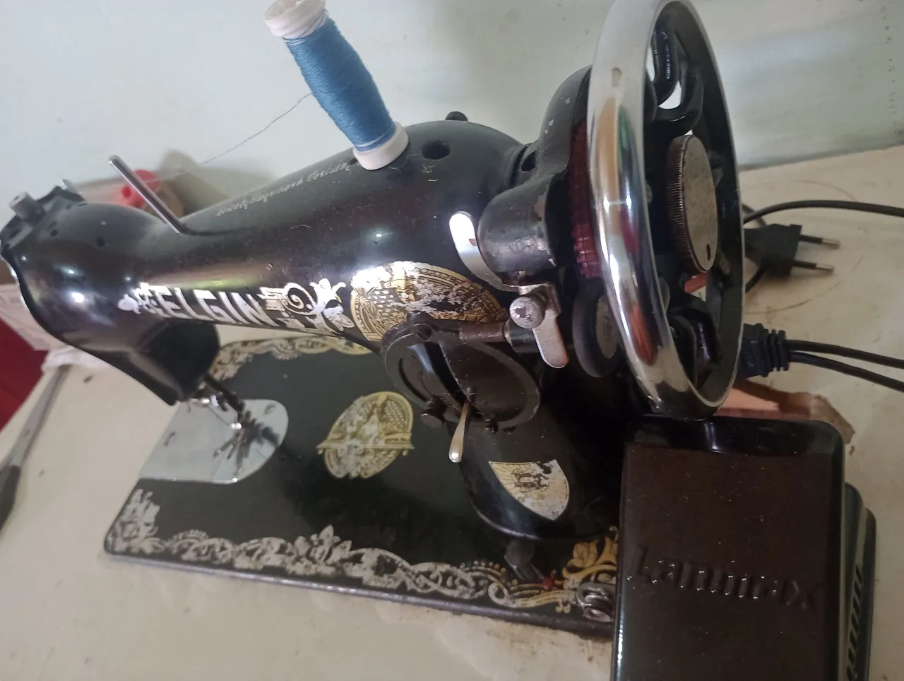 Máquina de Costura Elgin 270,00