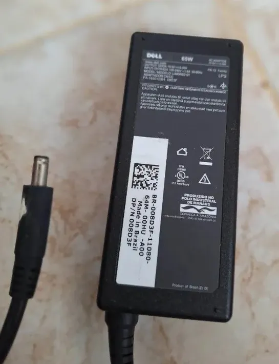 Fonte Dell plug fino, em ótimo estado para notebook