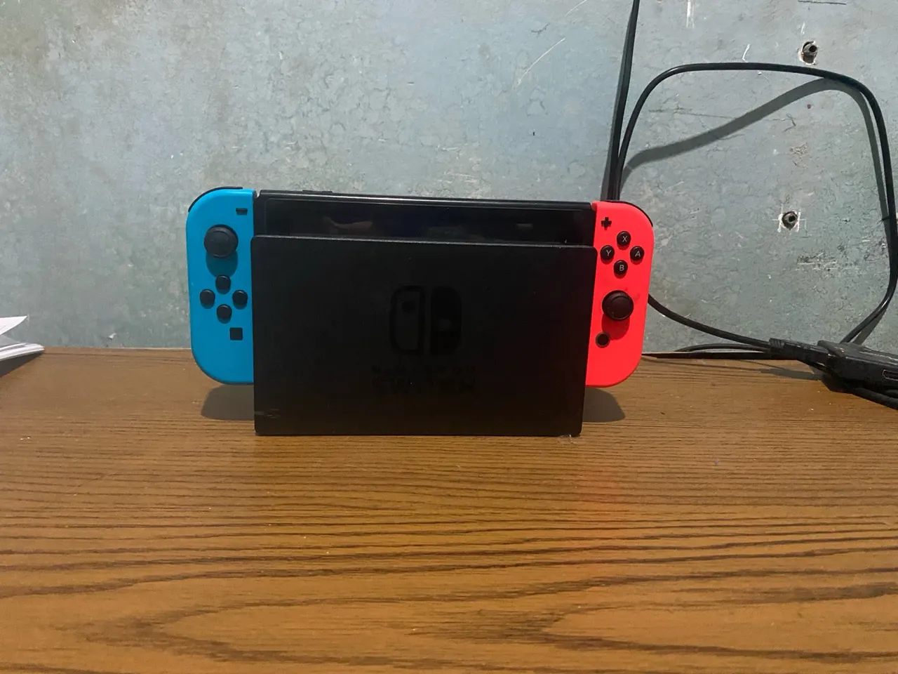 Nintendo Switch com 4 Joy-cons, 1 pro controller e demais acessórios.