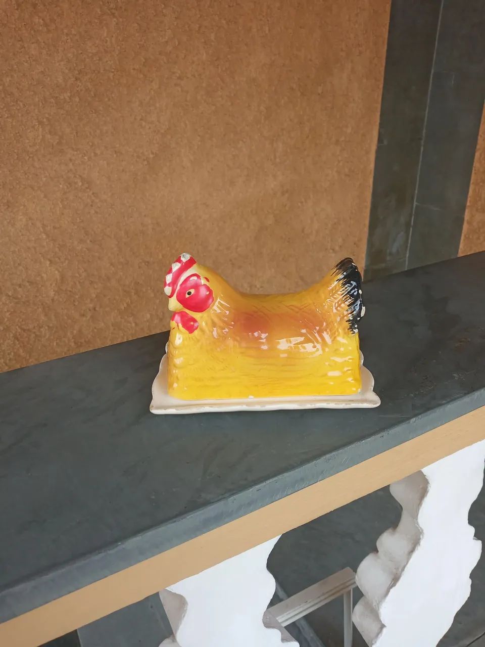 Galinha mantegueira cerâmica.  17 x  11. 