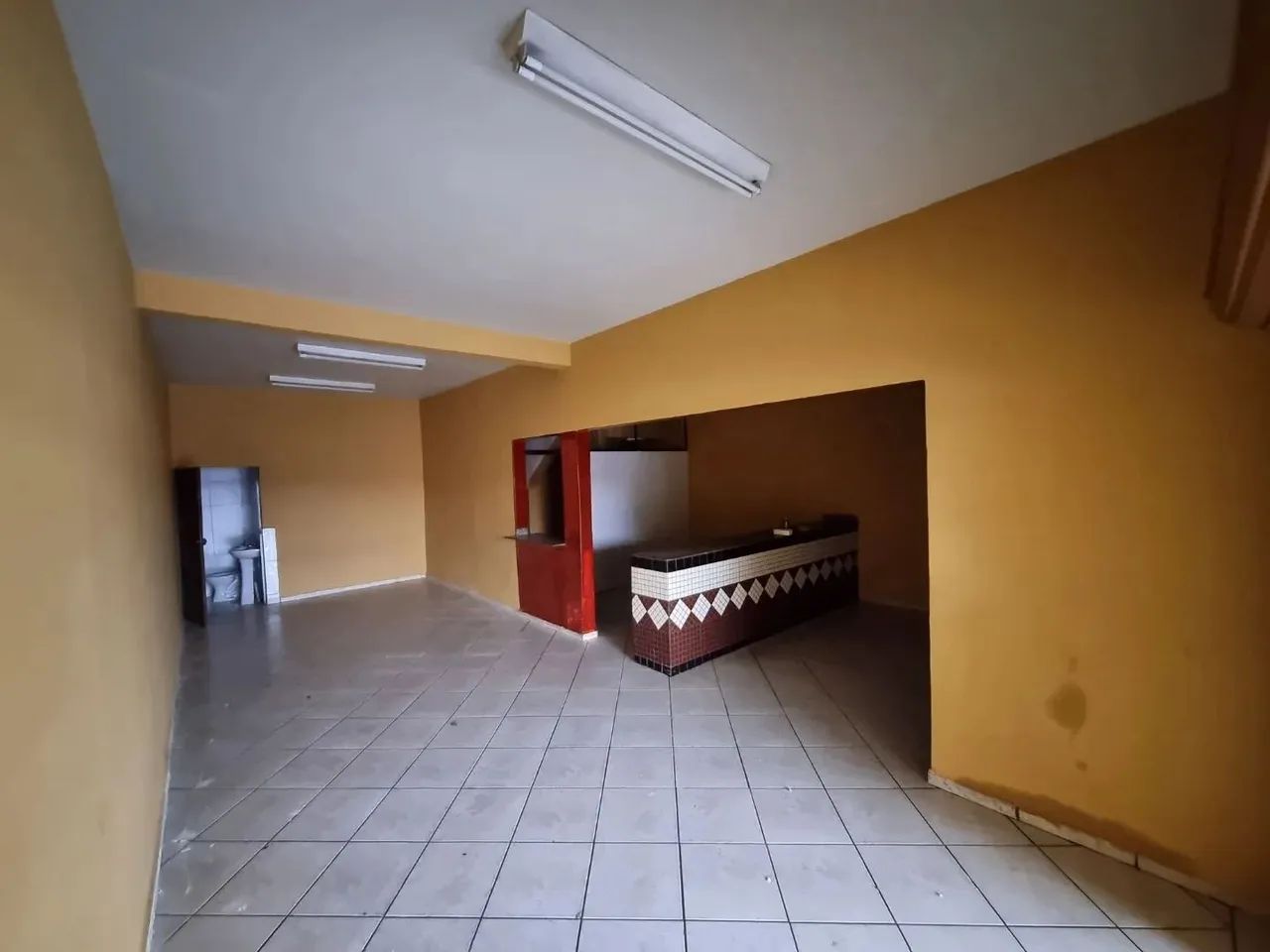 Sobrado comercial com uma loja em baixo 4 salas em cima e uma casa de 2 dormitórios à vend - Foto 2