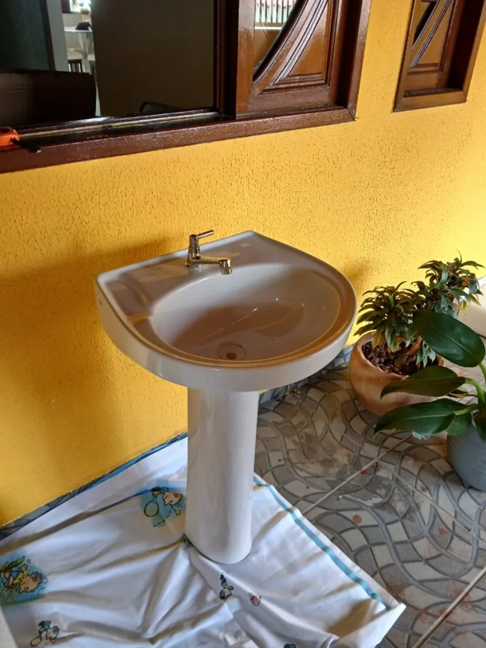 Cuba com torneira e coluna para banheiro