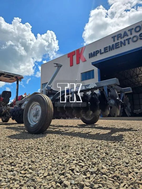 Grade niveladora de 36 discos com pneus para transporte tatu - Tk Tratores Nova Andradina 