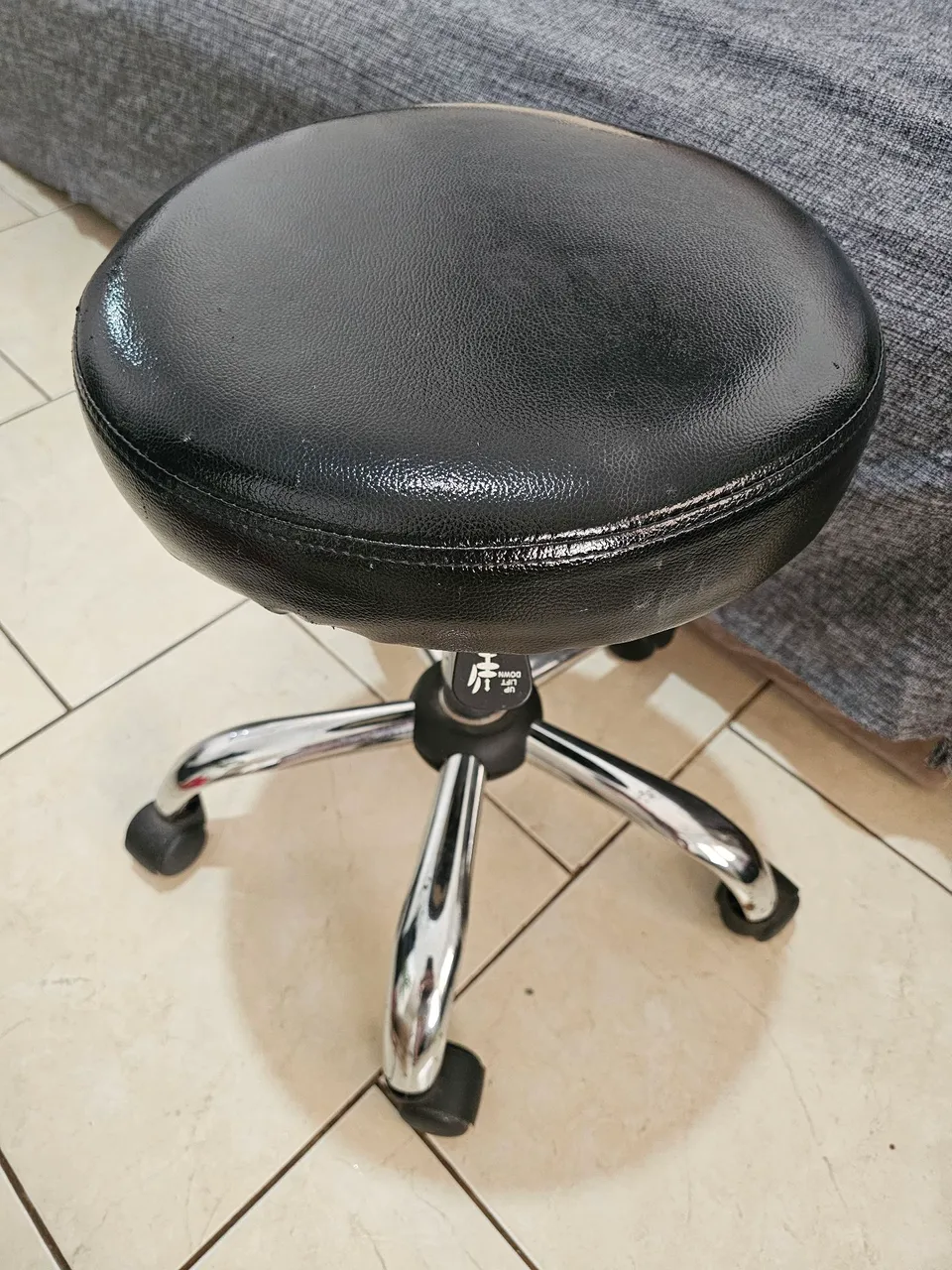 Banqueta Giratória Preta com Base Cromada