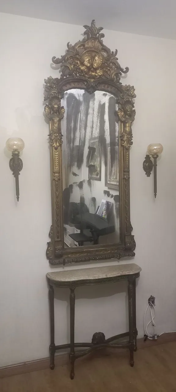 Espelho e aparador clássico
