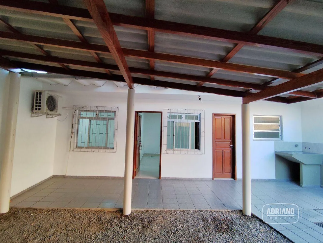 Casa fundos com 1 dormitório para alugar, 40 m² por R$ 2.035/mês - Capoeiras - Florianópol