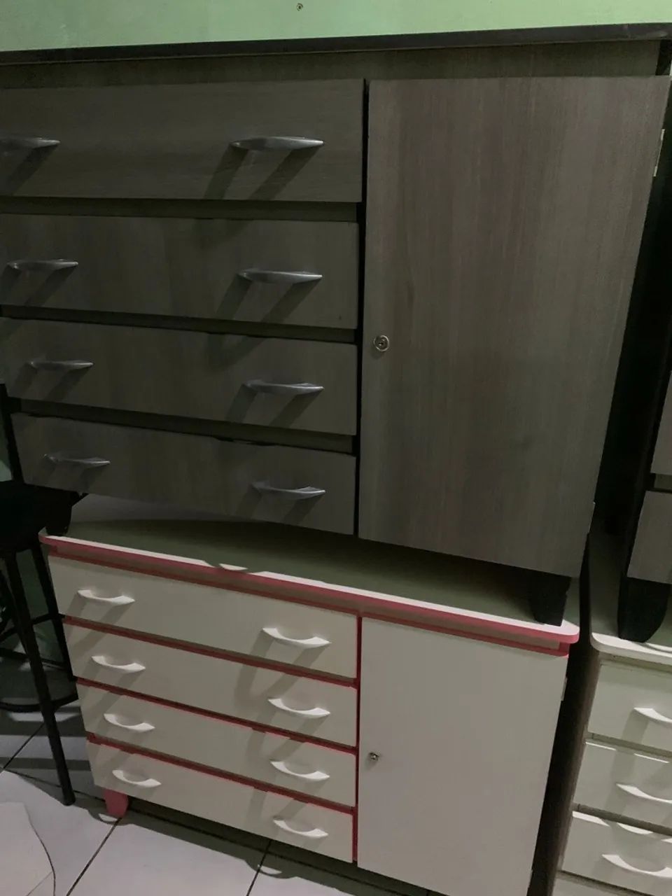 CÔMODA CINZA E ROSA