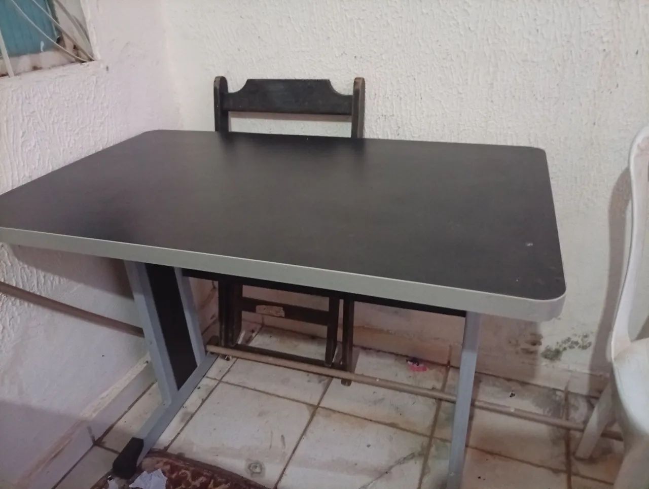 Vende se uma mesa de computador e uma cadeira de computador 