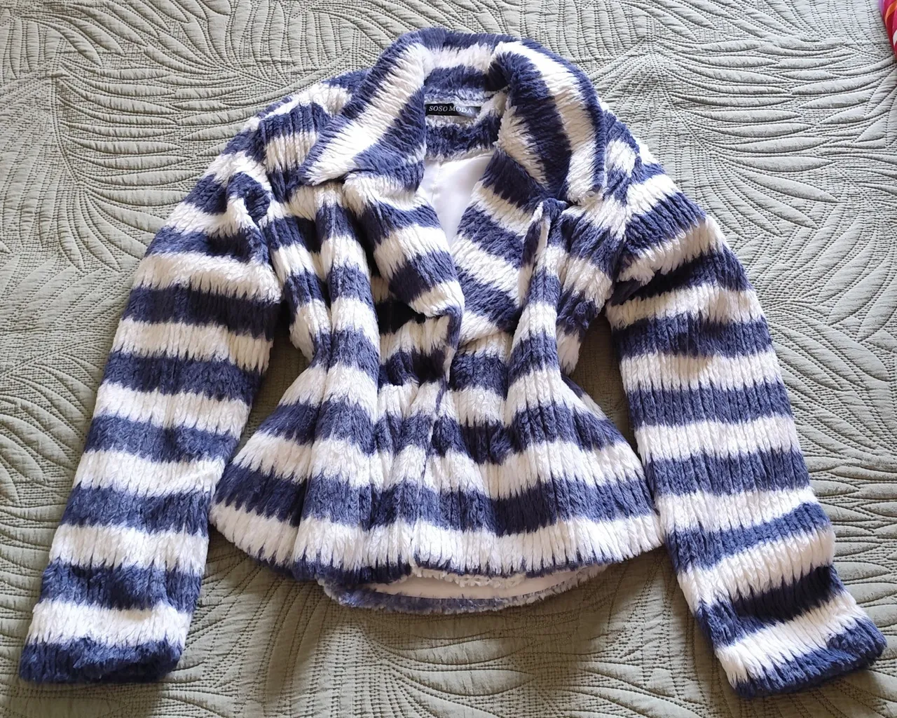 Casaco de Pelúcia Listrado Azul e Branco