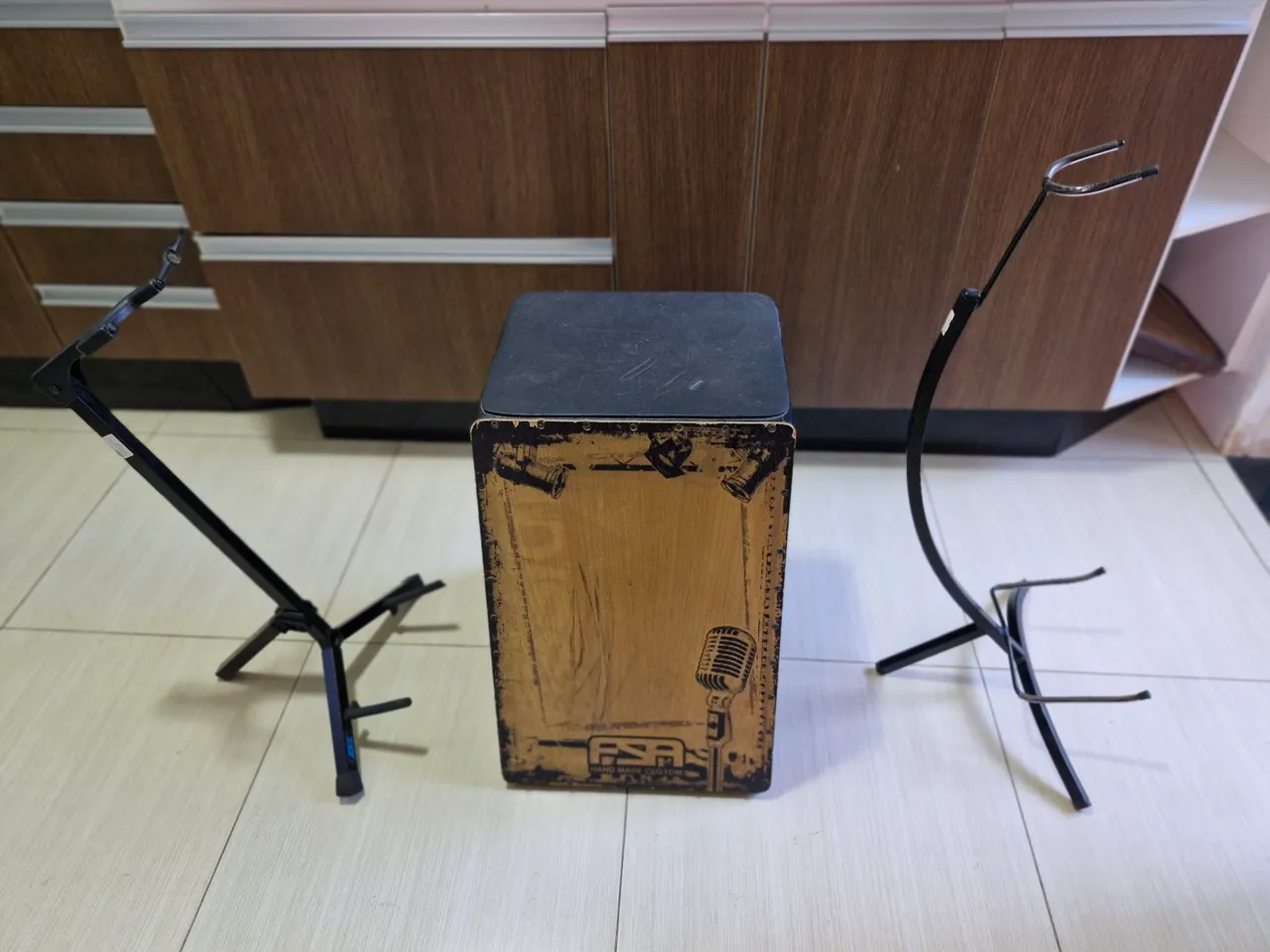 Cajon com 2 suportes para instrumentos