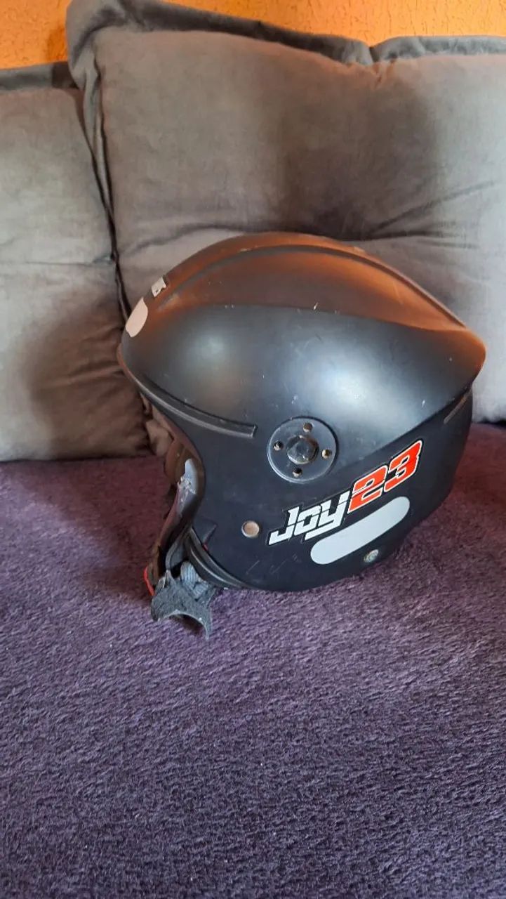 Vendo capacete semenovo tá sem a viseira mais a viseira dele e barata