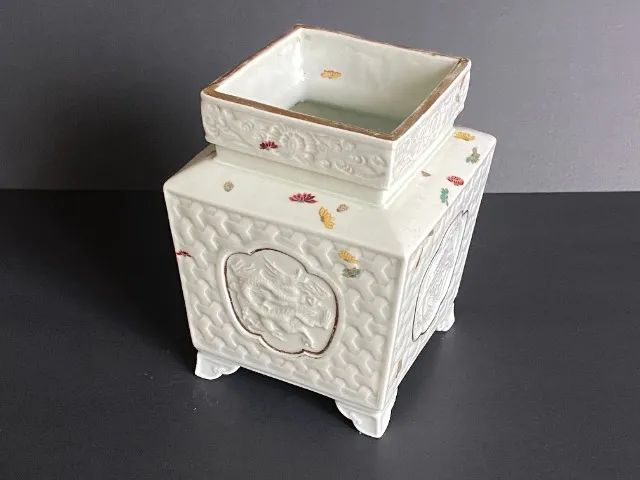 Antigo vaso chinês no formato de urna em porcelana celadora