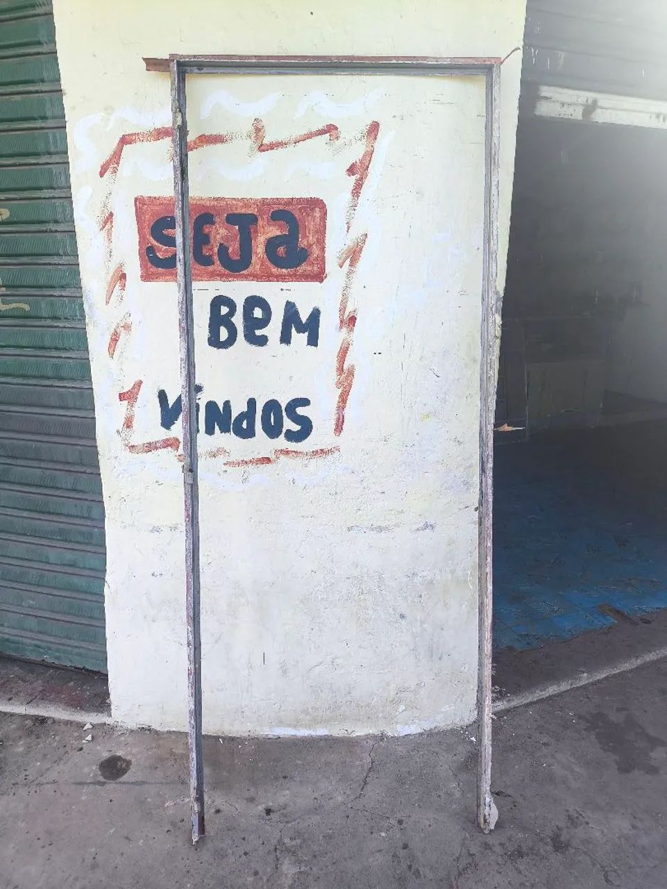 Porta de ferro com grade de proteção. - Foto 3