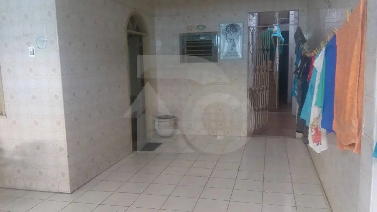 Casa no Bairro Industrial com Dois Andares, 2 Cozinhas e 3 Salas de Estar