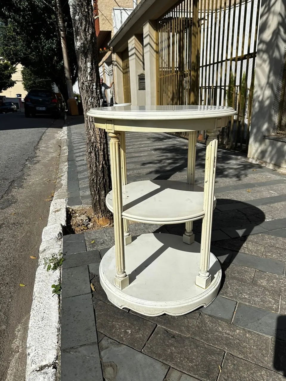 Mesa lateral estilo clássico, três andares com colunas romanas finalizada em laca.