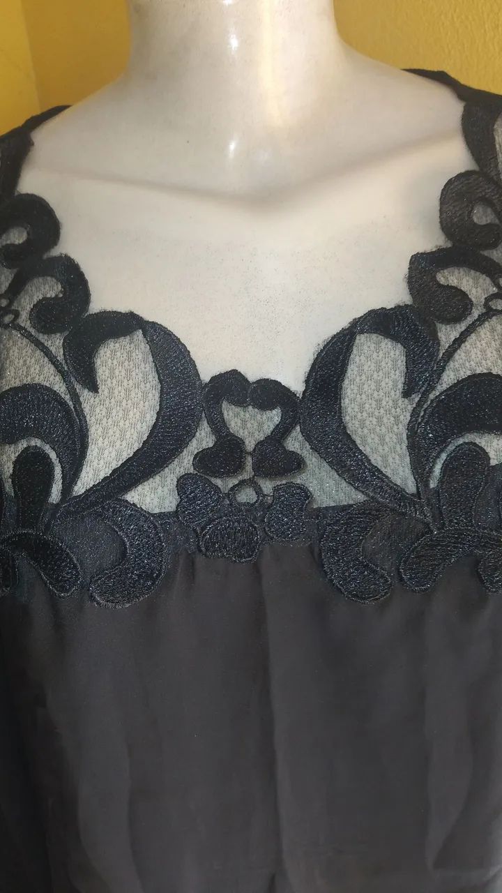 Blusa preta com detalhes em renda - Foto 2