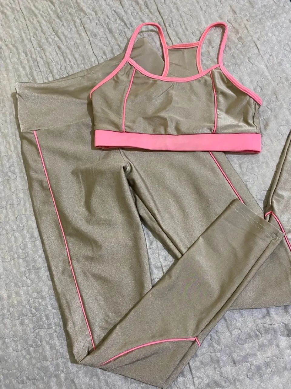 Conjunto Fitness Top e Calça com Detalhes em Rosa