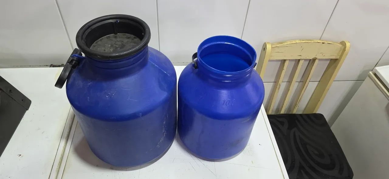 2 latões de plástico azul para comércio - Foto 3