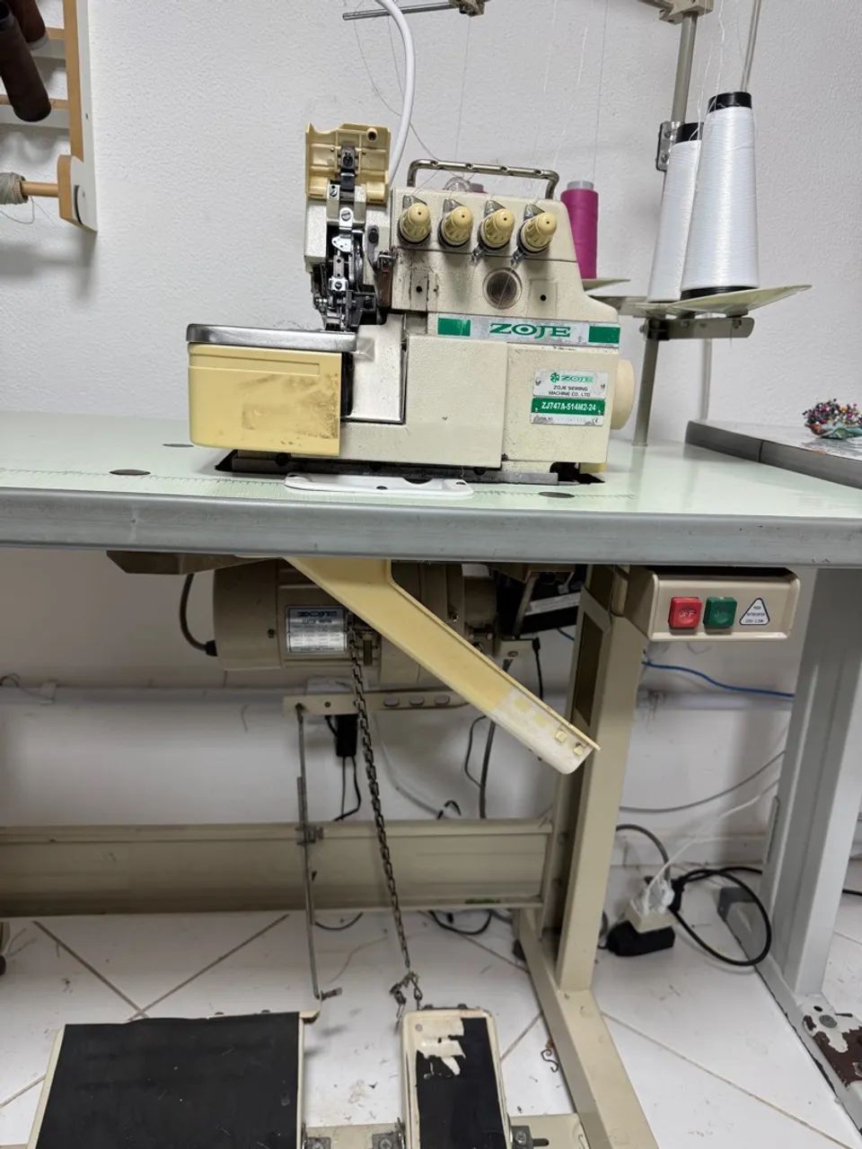 Máquina de Costura industrial overlock 4 fios Zoje  - Foto 4