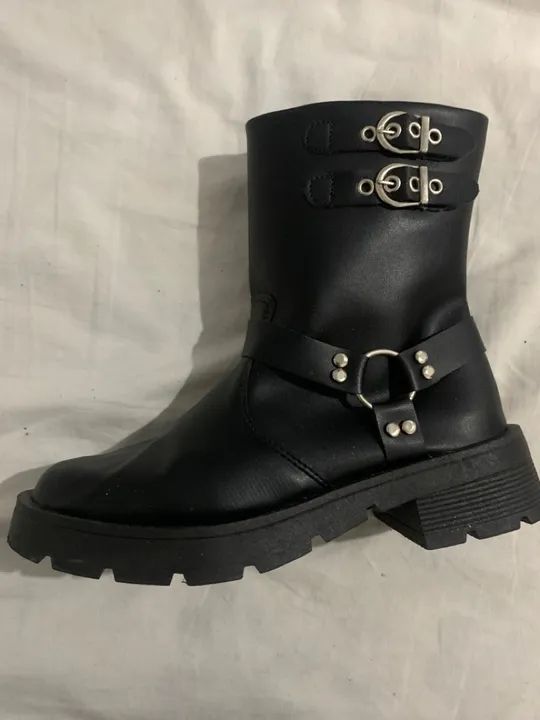 Bota Femenina Preta de Couro sintético com Fivelas