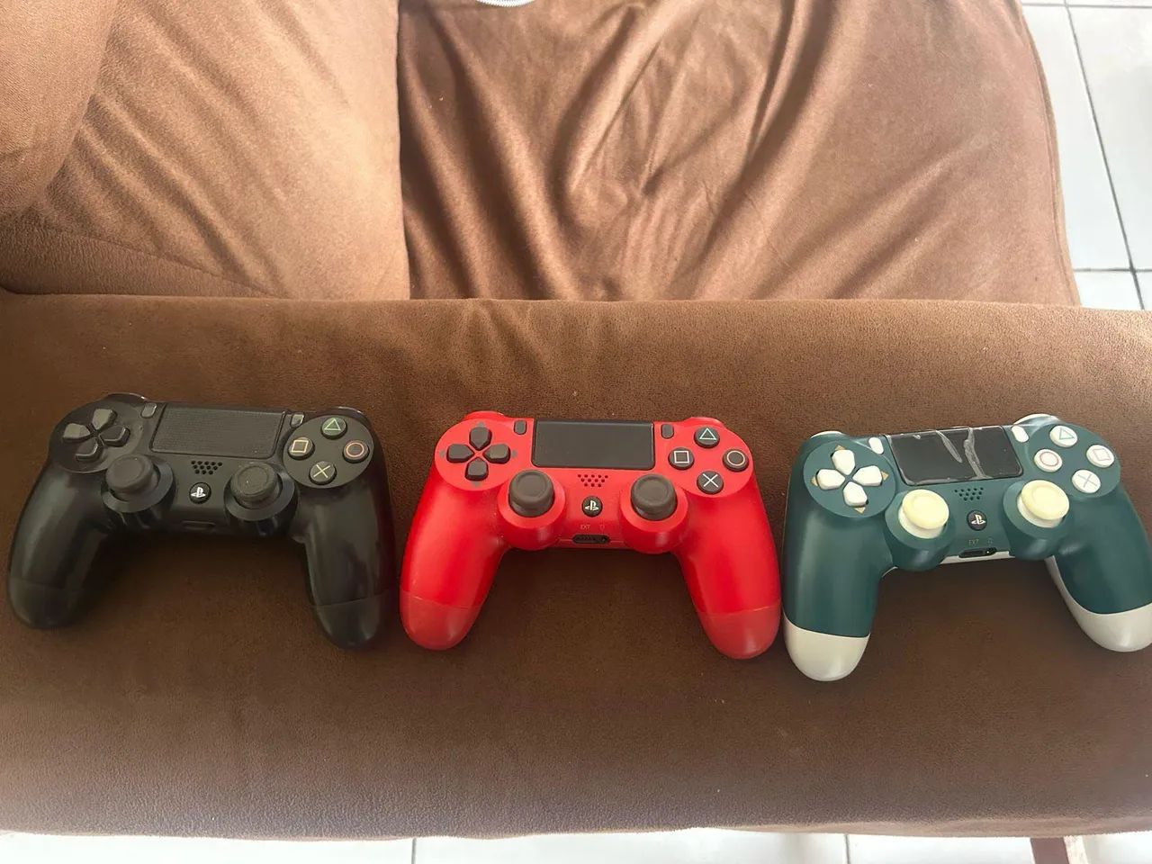 3 Controles PS4 - Preto, Vermelho e Verde