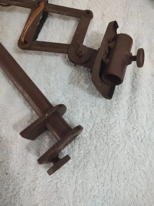 Antiga luminária pantográfica de mesa em metal marrom. - Foto 6