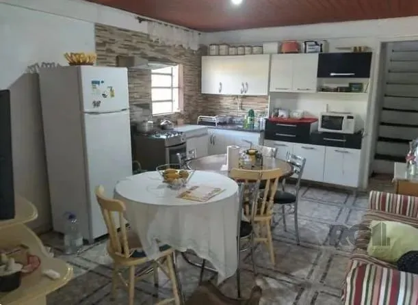 Duas casas, 4 dormitórios, bairro Lomba Pinheiro, com vaga.