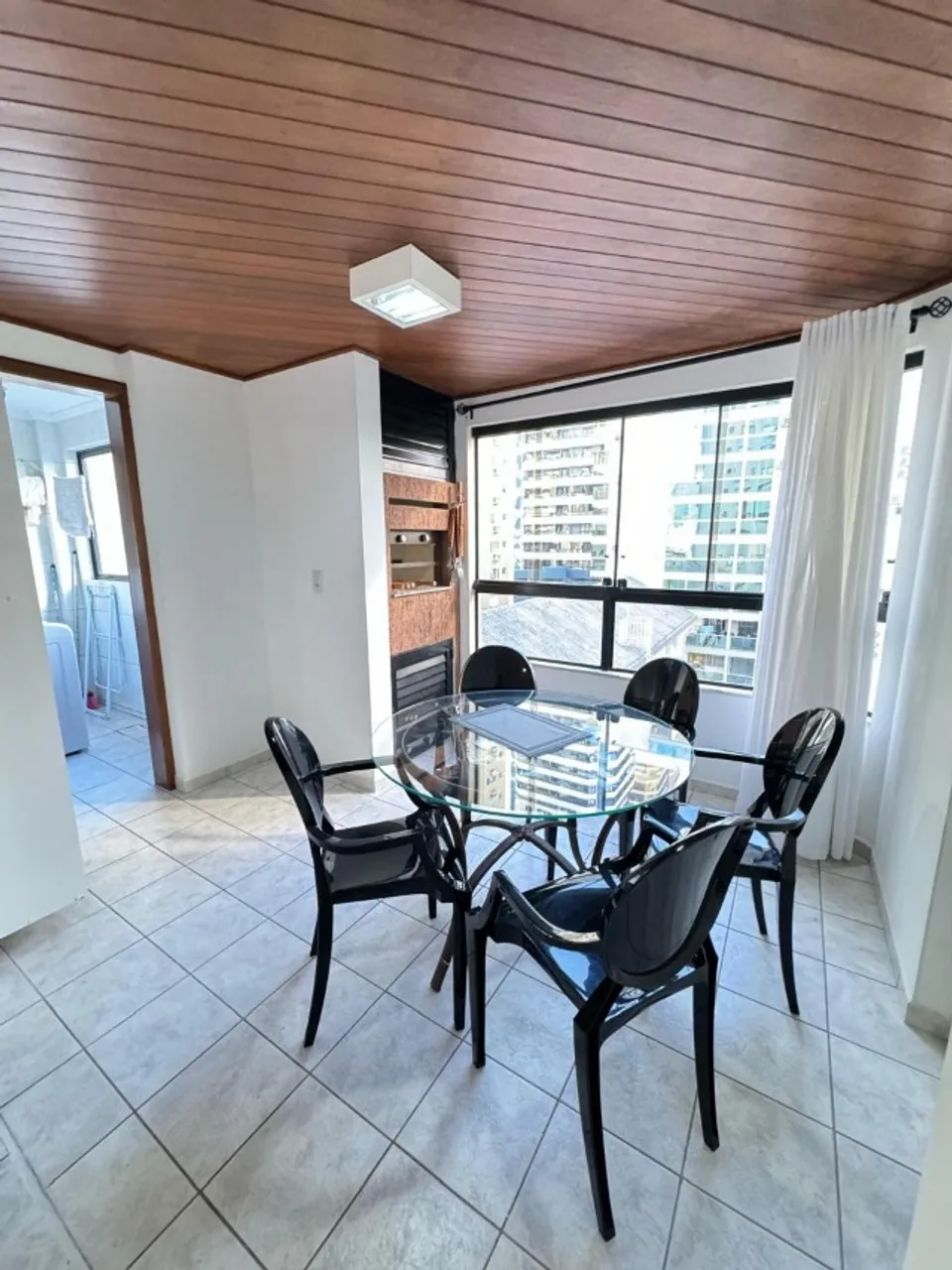Locação anual- Apartamento mobiliado com 2 dormitórios e 1 vaga - Balneário Camboriú