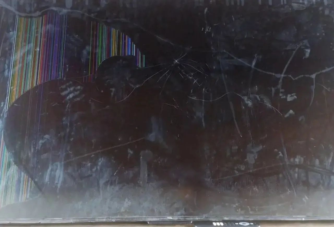 TV TCL 65 polegadas com defeito - Foto 2