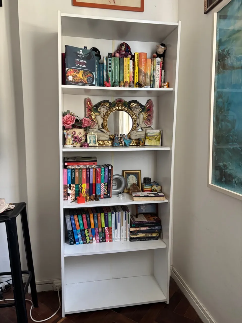 Estante branca para organização de livros e objetos