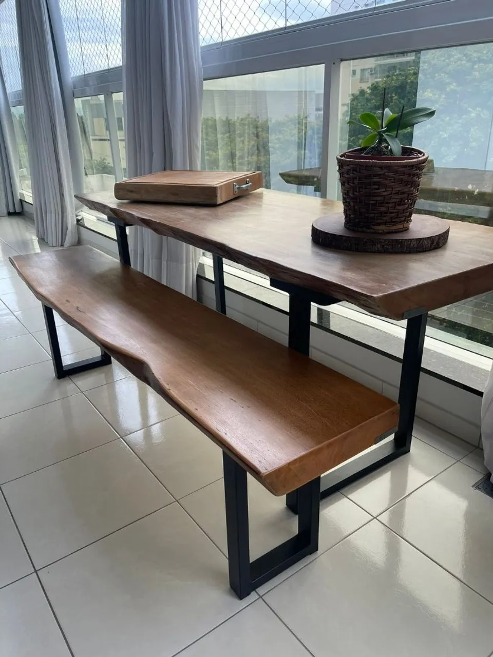 Vendo mesa e banco em madeira