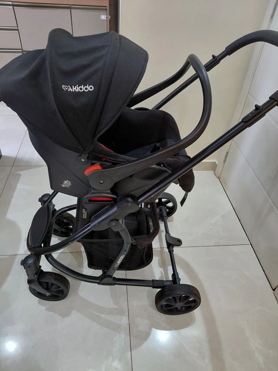 Vendo carrinho com moisés, bebe conforto, base do carro da marca Kiddo Prima. ótimo estado - Foto 4