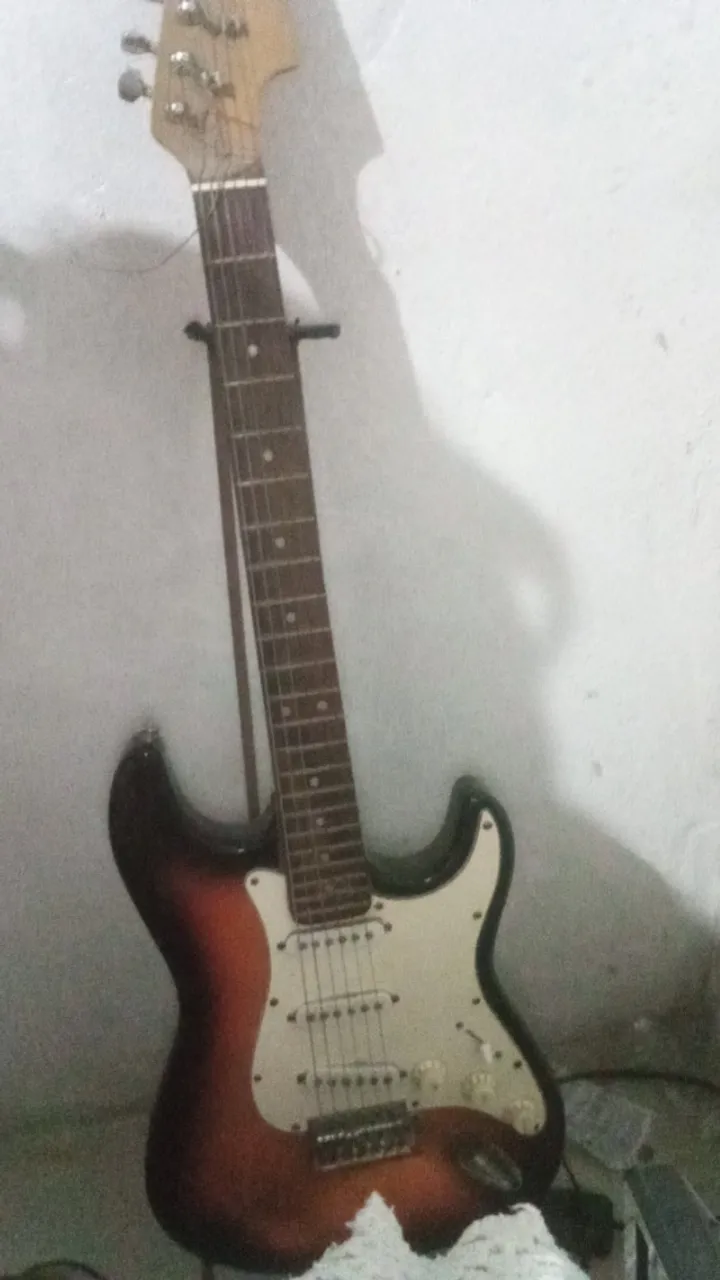 Vendo uma guitarra semi nova
