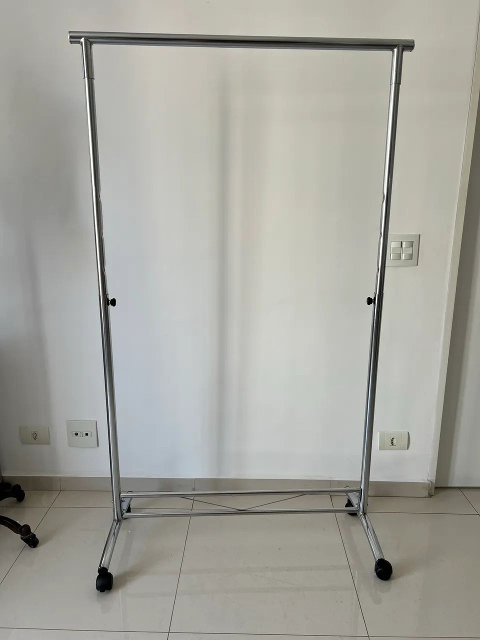 Arara de Roupas de Chão Cromada - Regulável e com Rodinhas (Perfeito Estado)