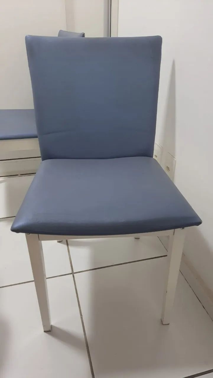 Conjunto com 04 Cadeiras de Jantar Brancas com Estofado Azul - Foto 2