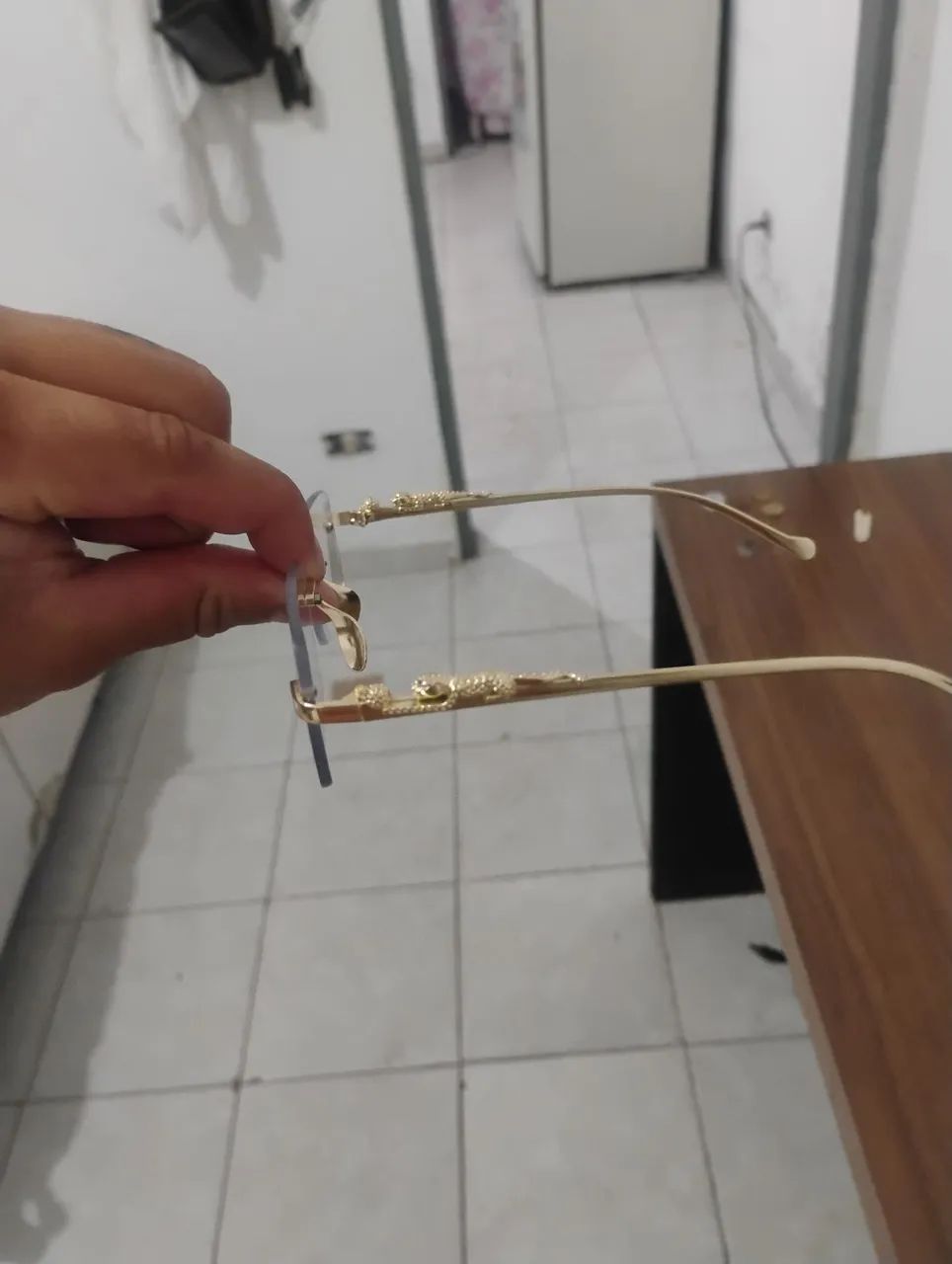 Óculos sem case cor dourada tamanho padrão 