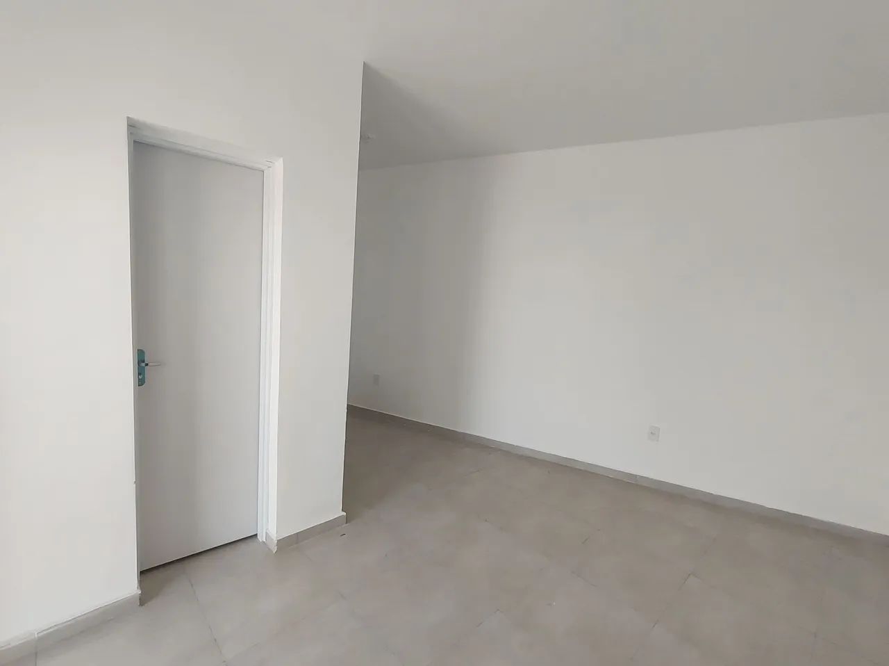 Kitnet ampla e arejada com espaço extra - Foto 3