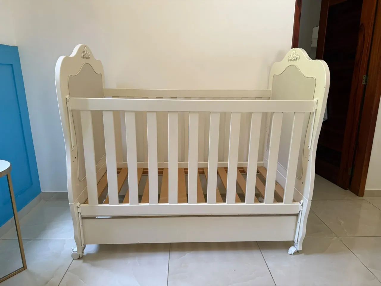 Um lindo berço com colchão  - Foto 4