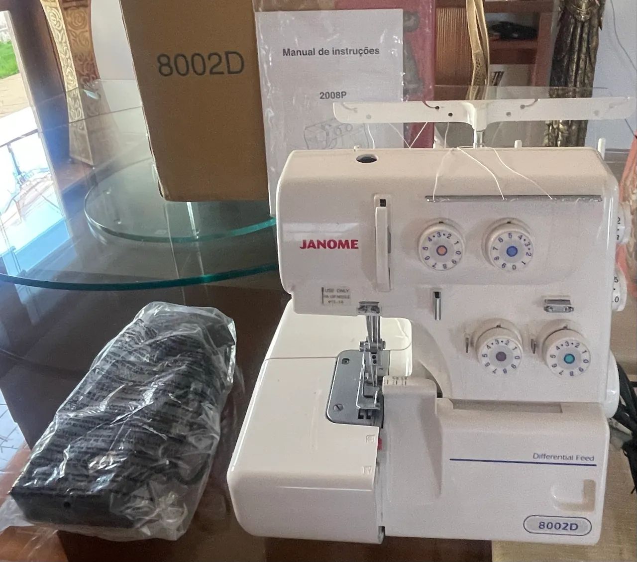 Máquina Overlock Janome 8002D 110V - Seminova, praticamente sem uso.  - Foto 2