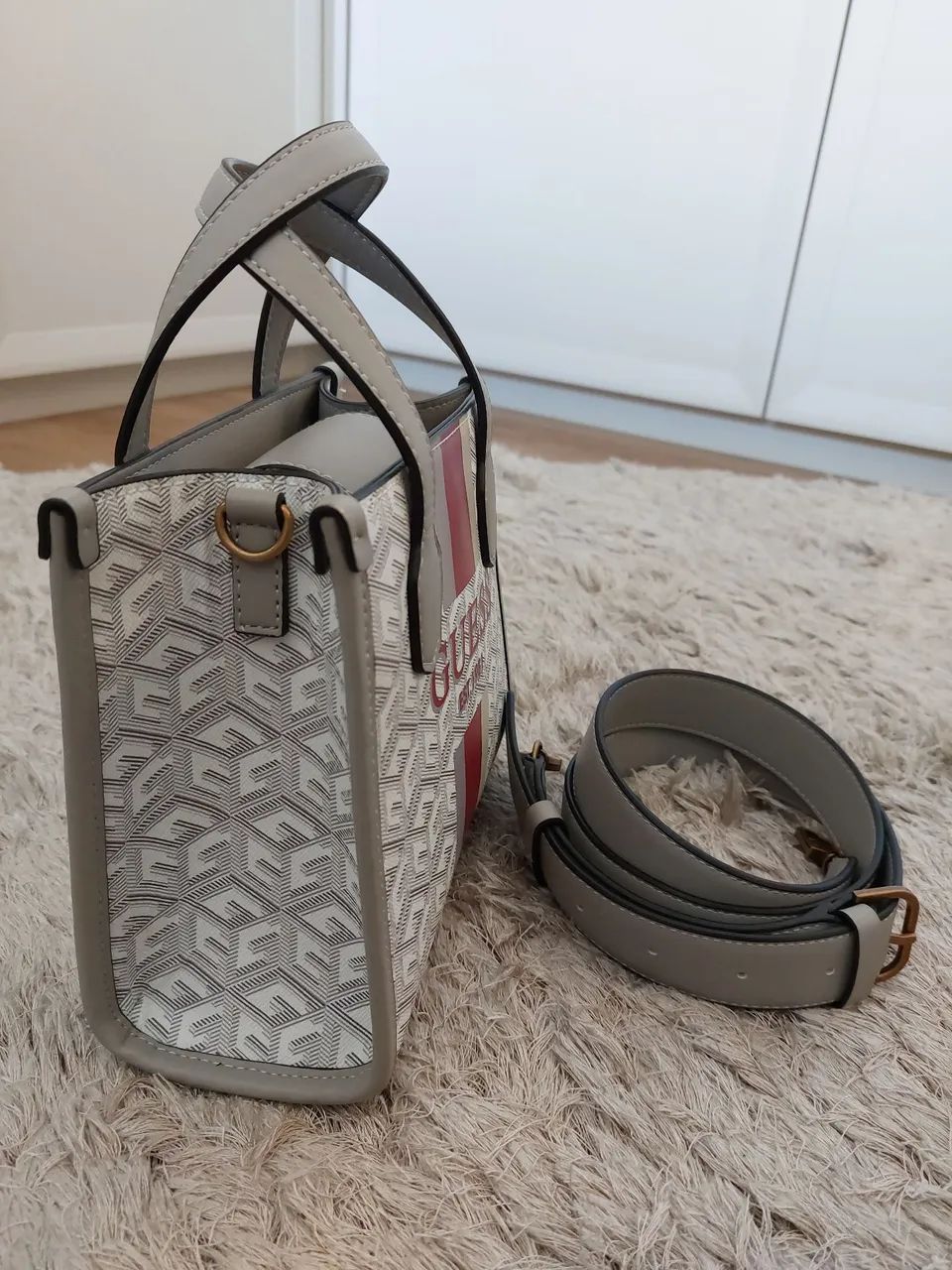 Bolsa de mão Guess com alça removível - Foto 2