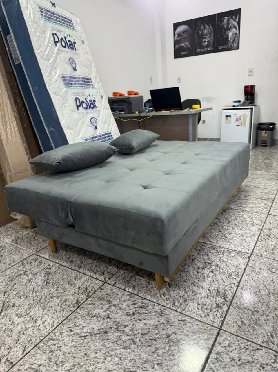 Sofá Cama Casal 1,80m Veludo Resistente e Confortável - Foto 4