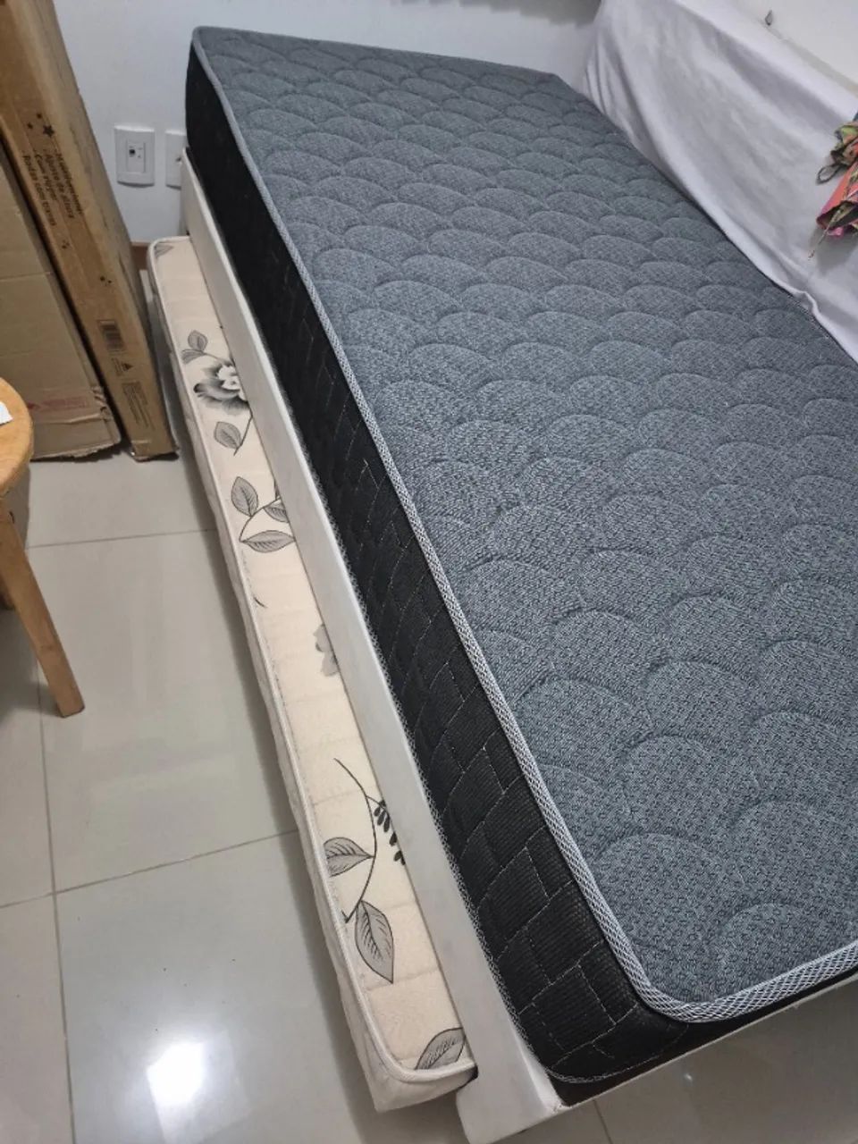Vende-se cama solteiro, com colchão e cama auxiliar - Foto 4