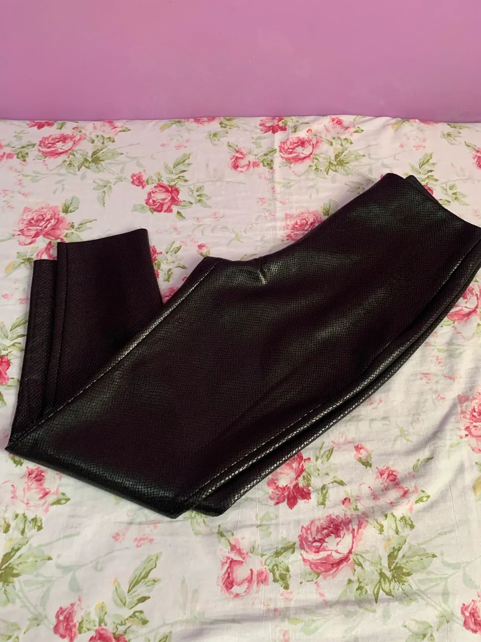 Calça de couro feminina; ( Zara )