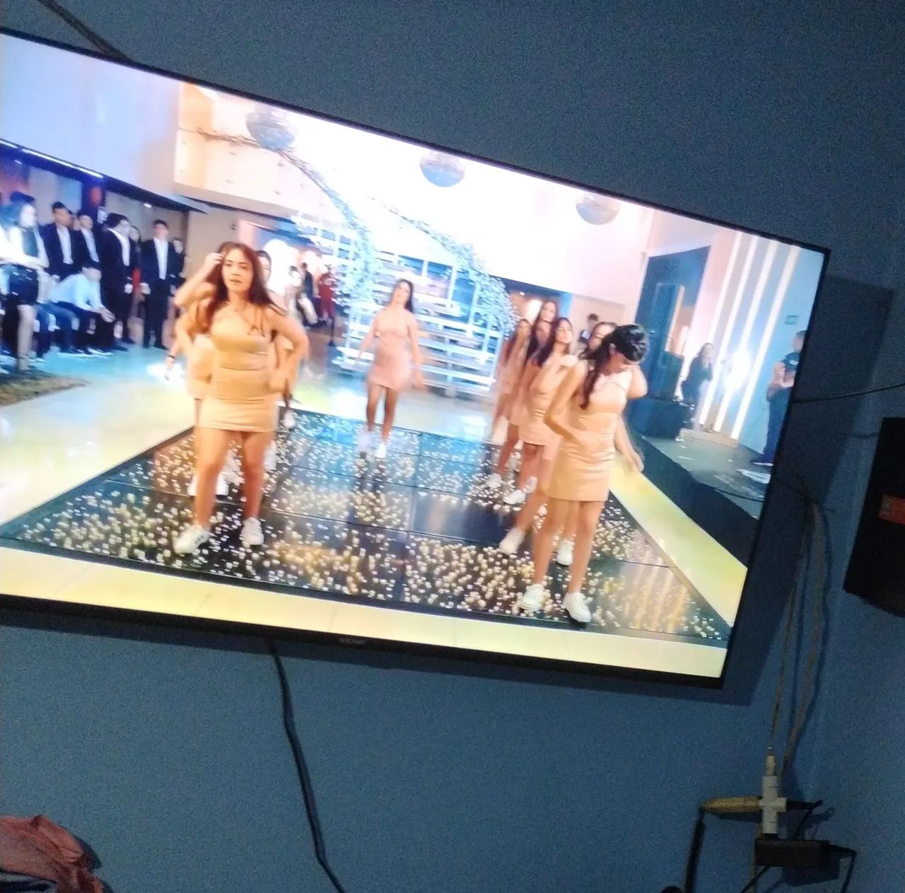 Tv 43 polegada vendo 800 reais tá nova