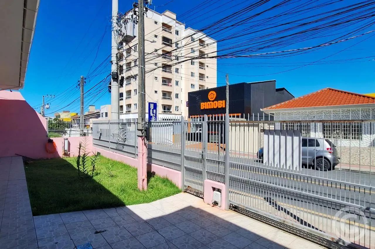 Casa ampla e confortável com jardim e churrasqueira em São José - Foto 4