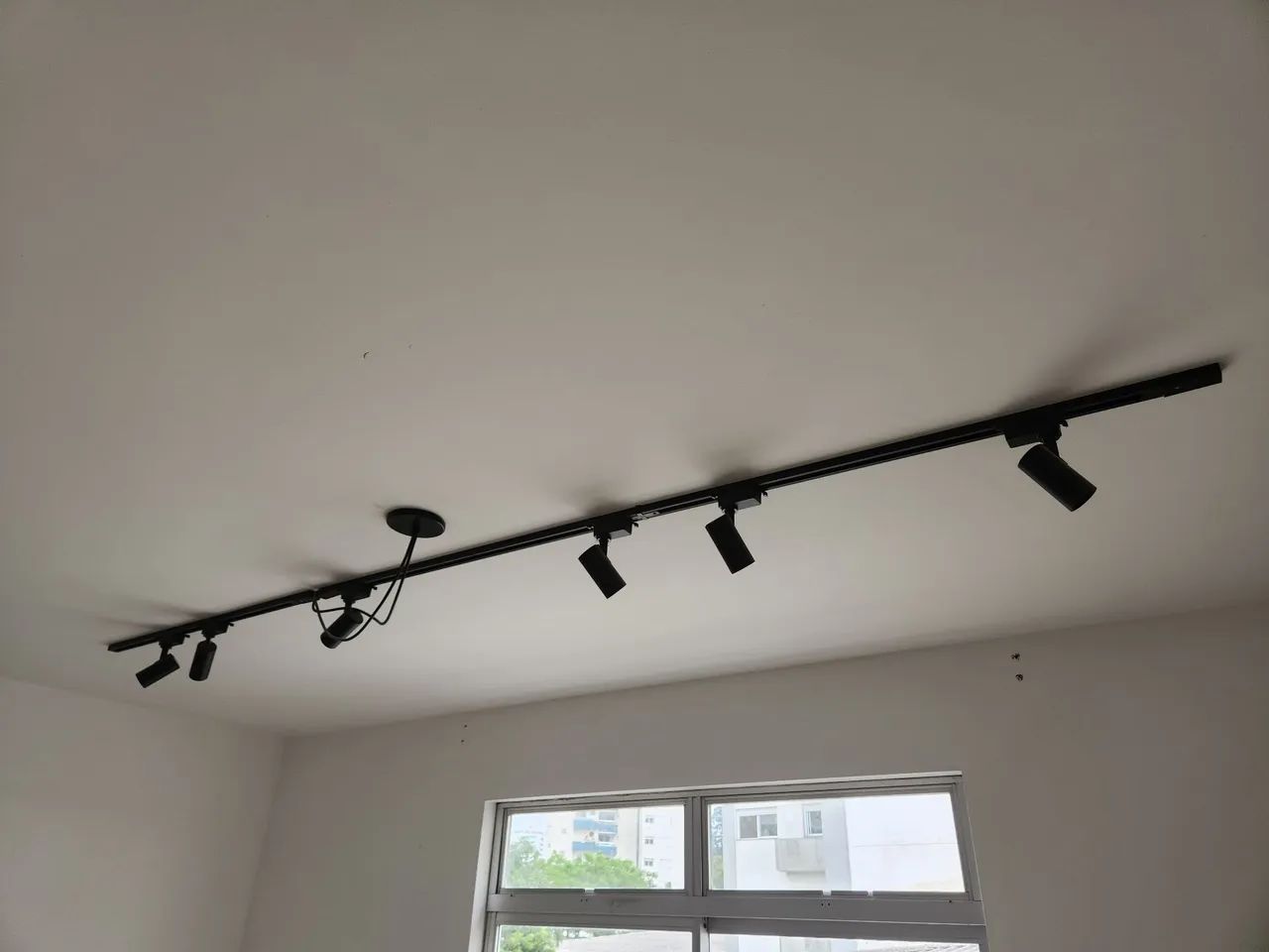 Trilho eletrificado preto com spots